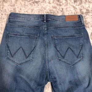 High Rise Wrangler skinny jeans. Size 29